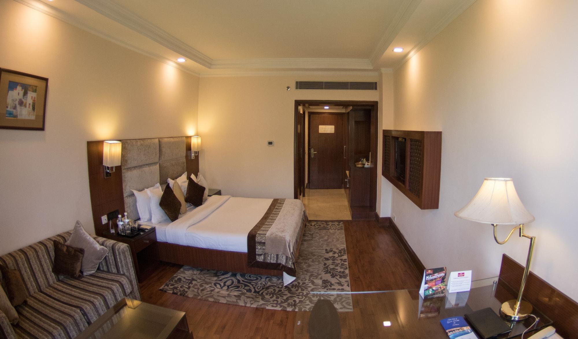 The Bristol Hotel Gurgaon Exterior foto