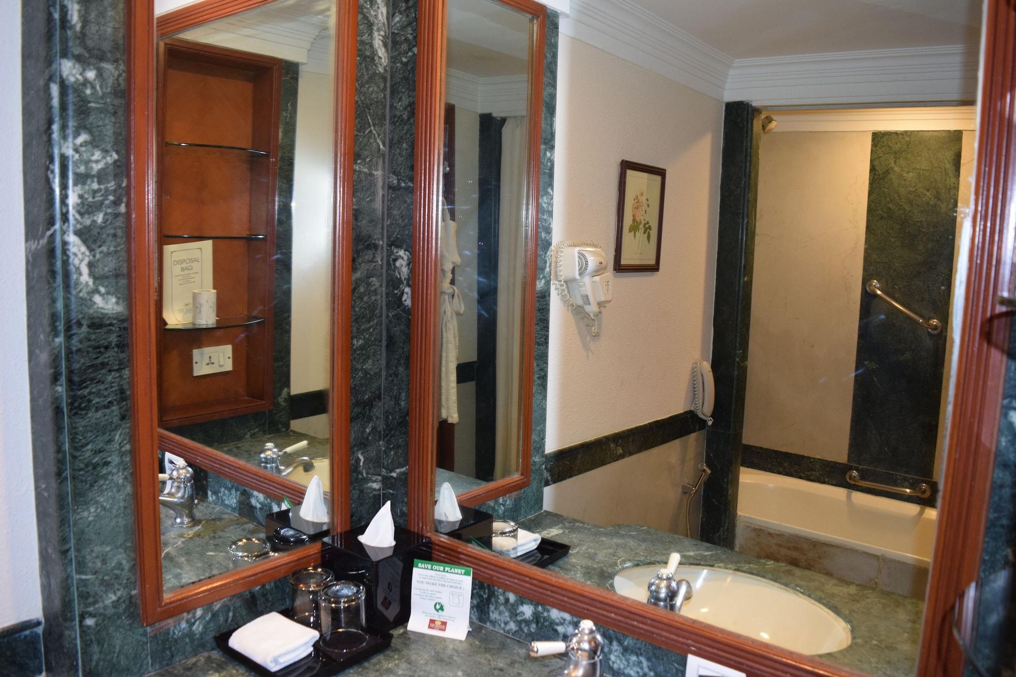 The Bristol Hotel Gurgaon Exterior foto