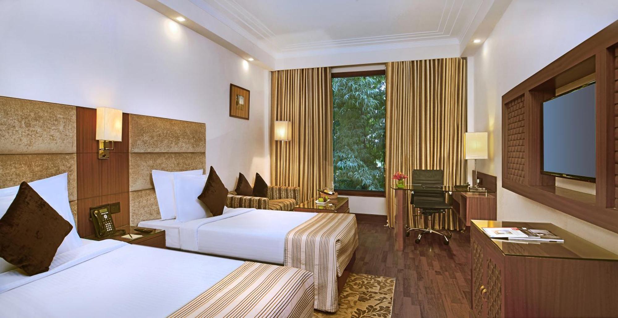 The Bristol Hotel Gurgaon Exterior foto