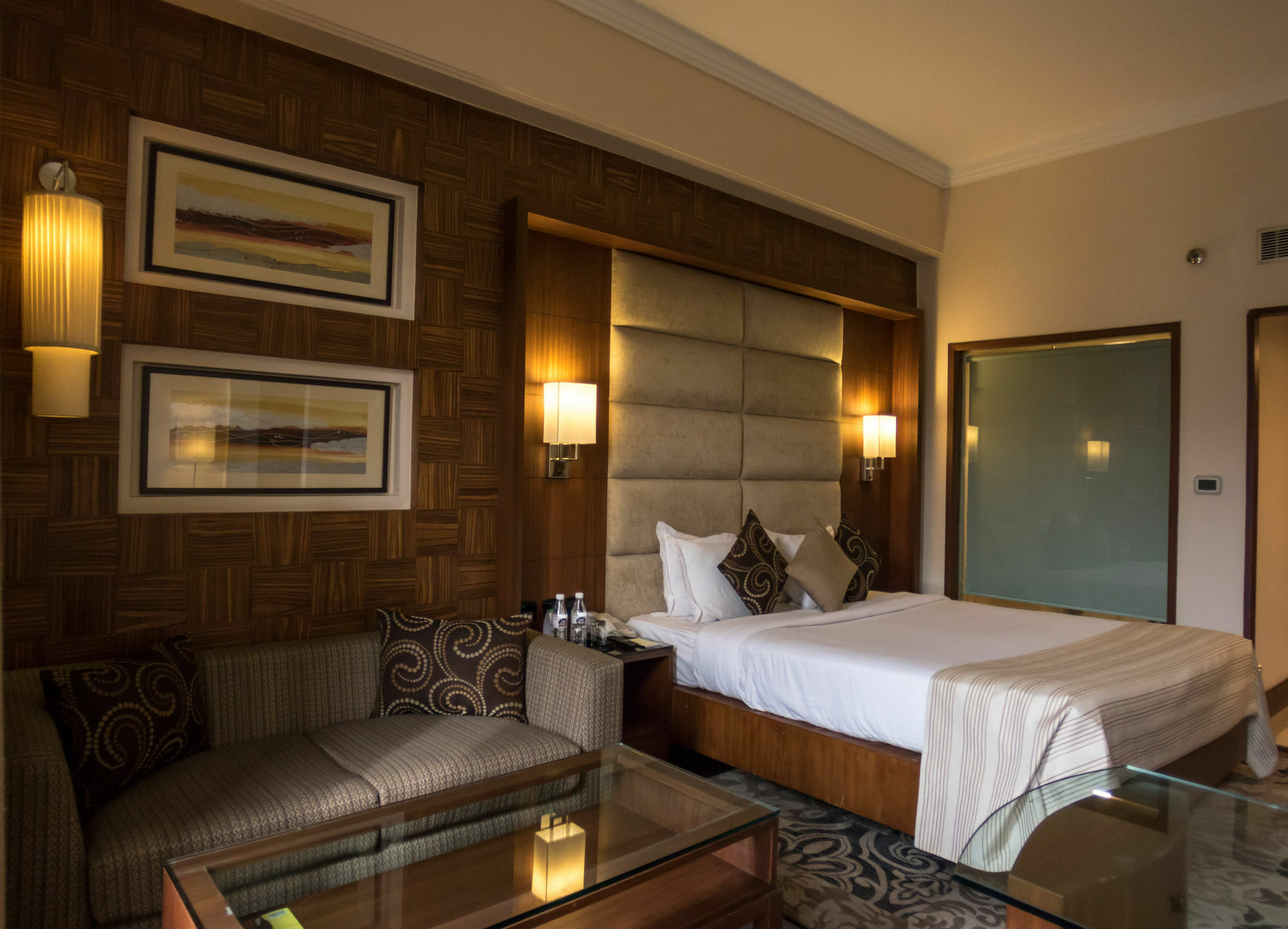 The Bristol Hotel Gurgaon Exterior foto